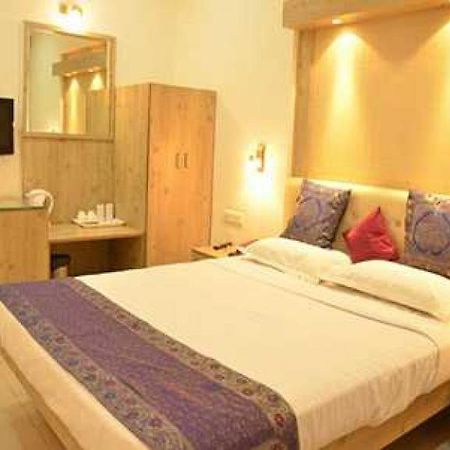 Rass Hotel Kanpur Exteriör bild