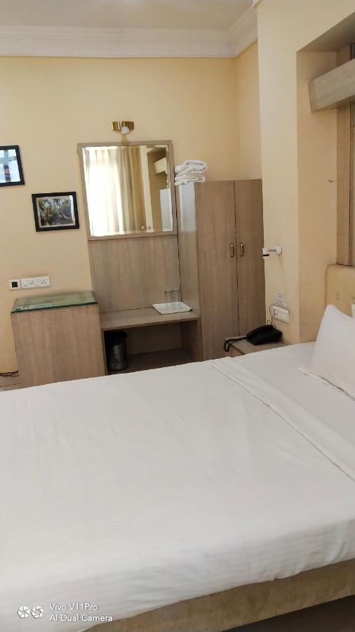 Rass Hotel Kanpur Exteriör bild