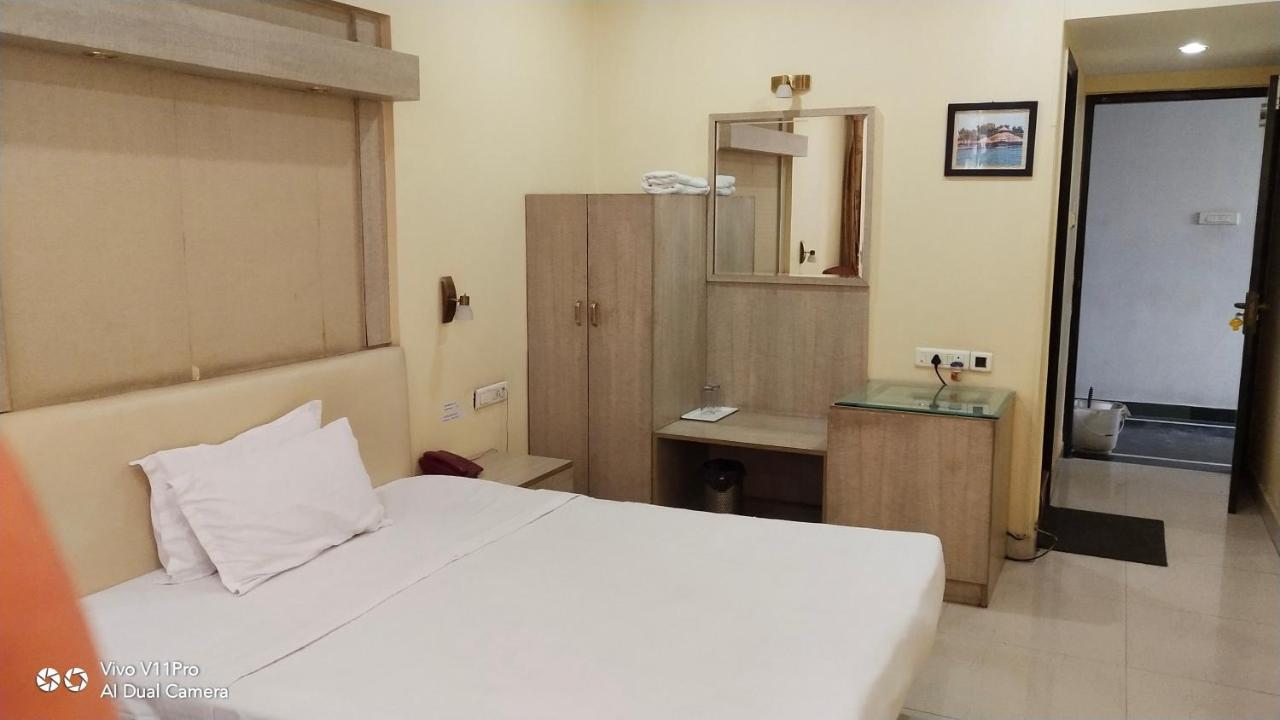 Rass Hotel Kanpur Exteriör bild