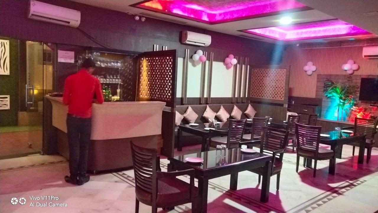 Rass Hotel Kanpur Exteriör bild